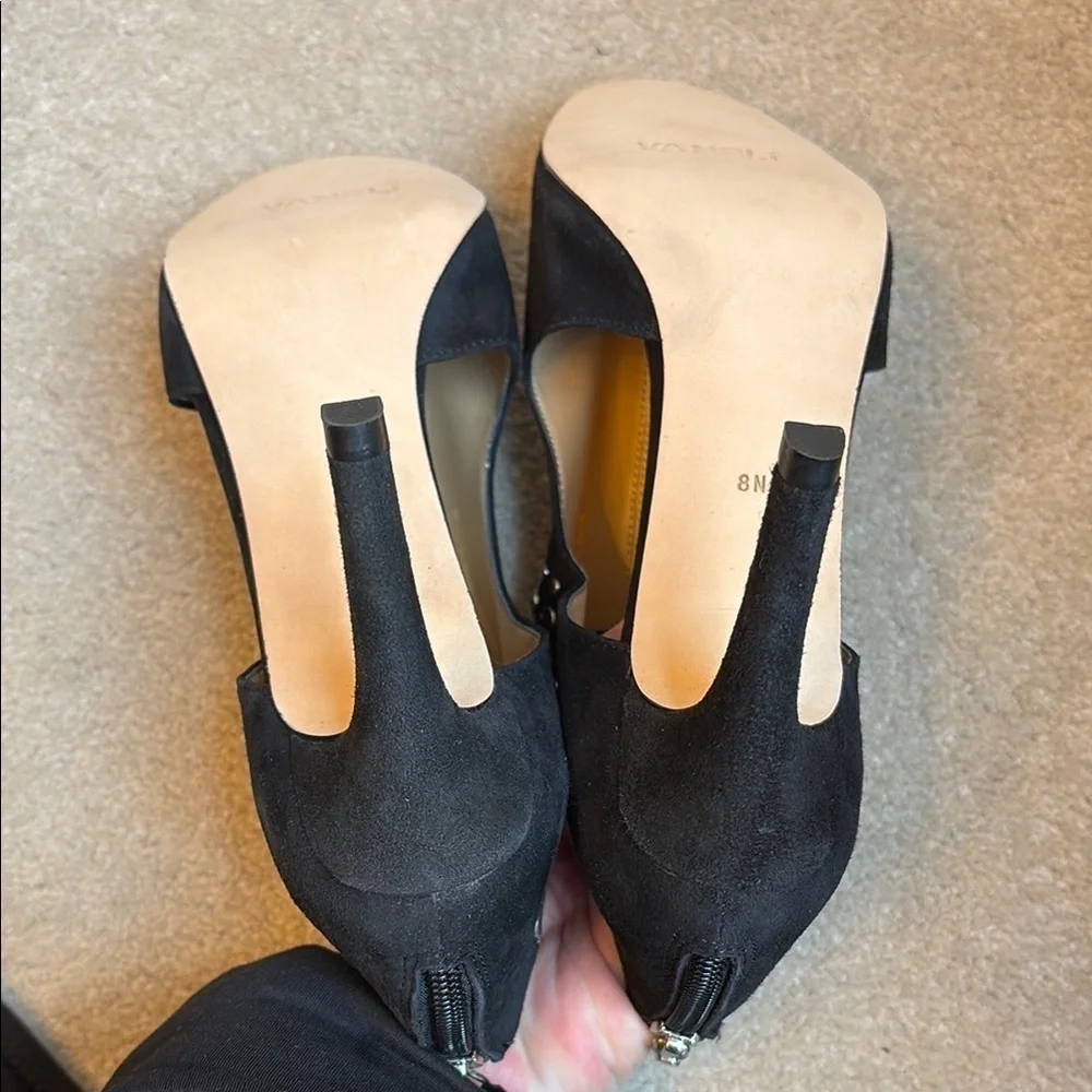 🐎 Nwob Vaneli Black w Silver studs suede Heels with T-Strap Design
